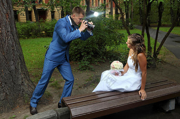 <strong>婚礼</strong>照片会话新郎相机手拍摄新娘
