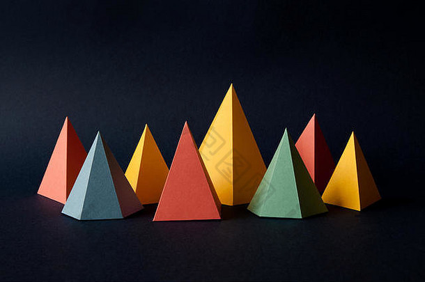 多色几何摘要背景明亮的棱镜金字塔三角形形状数据黑暗纸紫罗兰色的黄色的蓝色的粉红色的绿色红色的颜色对象