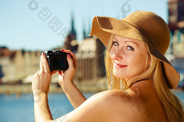 旅游艺术优雅的时尚女人优雅的装太阳他采取图片相机