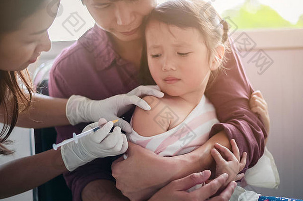 孩子注射特写镜头医生注射<strong>疫苗</strong>接种手臂亚洲女孩父亲拥抱孩子蜿蜒而行