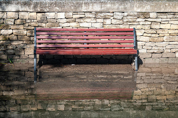 公园板凳上脚水反射石头墙影响全球气候变暖水水平不断上升的vaulcuse法国