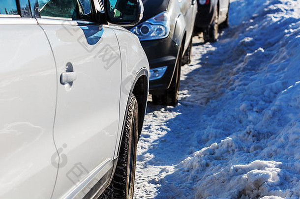 图片汽车停车雪覆盖路