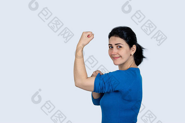 肖像快乐女人显示肱二头肌灰色的背景强大的确定自信女人指出肱二头肌肌肉人信心