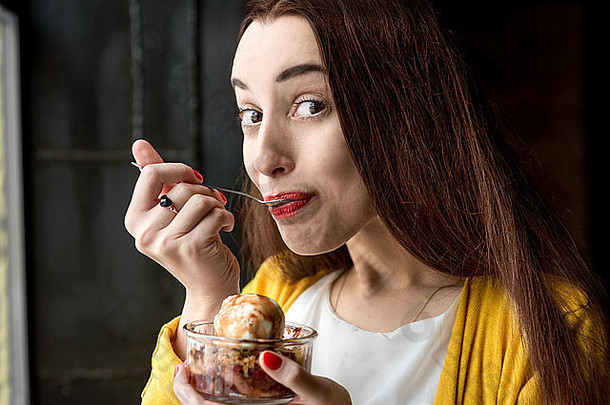 女人吃冰奶油咖啡馆