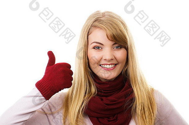 快乐女人羊毛披肩穿羊毛手套显示拇指批准提供情况显示积极的人类