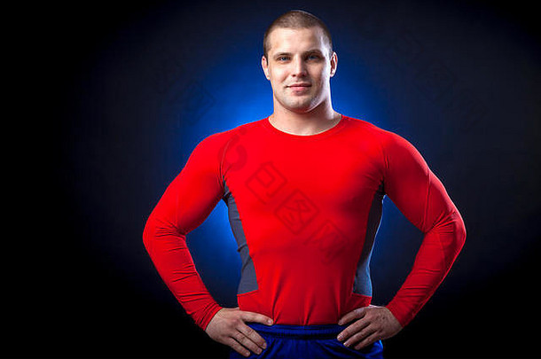 强大的黑头发的sportman红色的体育穿冲警卫摆姿势蓝色的灯黑色的孤立的<strong>背景</strong>