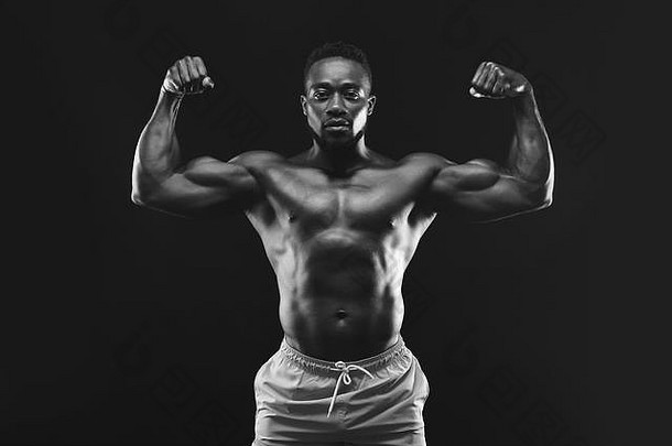 非洲健美<strong>运动</strong>员展示强大的肌肉发达的身体