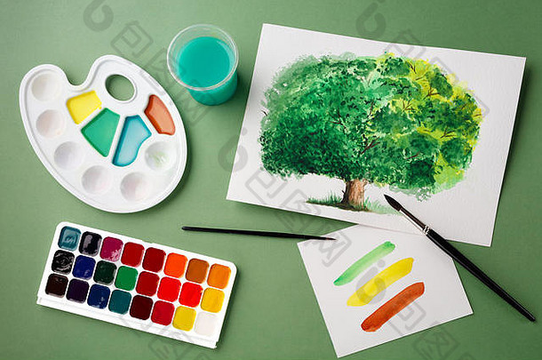 绘画工具艺术工作室绿色背景学校概念创造力艺术概念水彩绘画爱好概念