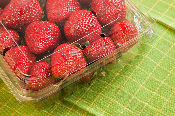 新鲜的成熟的草莓清晰的塑料容器