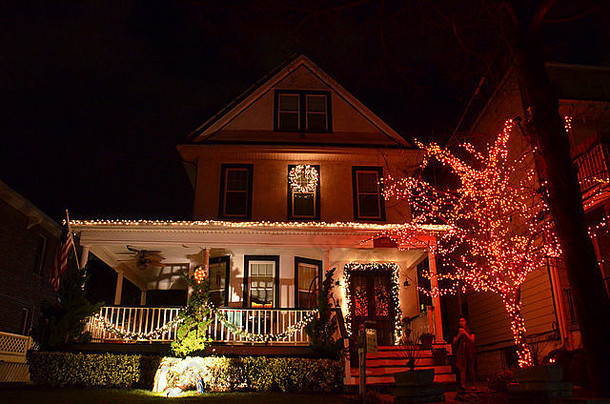 流行音乐高度布鲁克林圣诞节灯12月房子树绿色红色的蓝色的