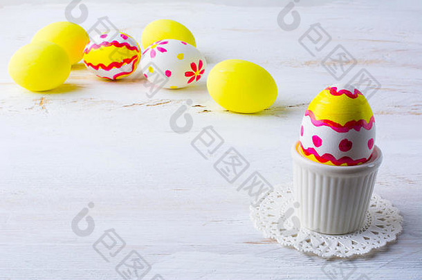 装饰复活节蛋蛋杯白色木背景白色粉红色的红色的黄色的鸡蛋背景空间文本