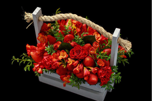 独特的手工制作的礼物使成熟的草莓红色的玫瑰包装木盒子前视图黑色的背景