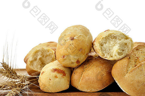 新鲜烤法国面包木董事会白色背景