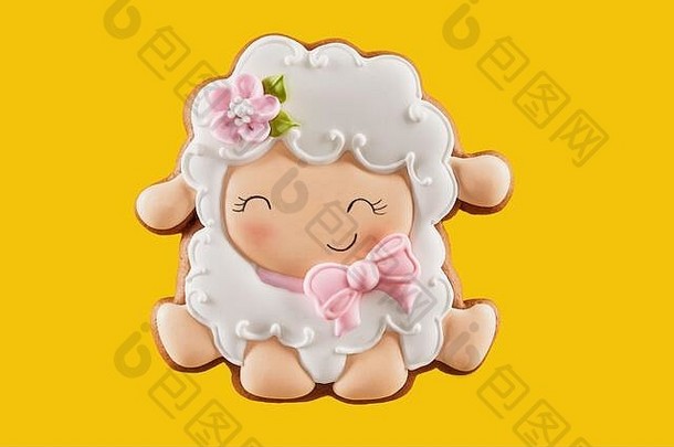 美味的复活节姜饼形状可爱的羊装饰白色粉红色的釉孤立的黄色的背景传统的节日迹象符号