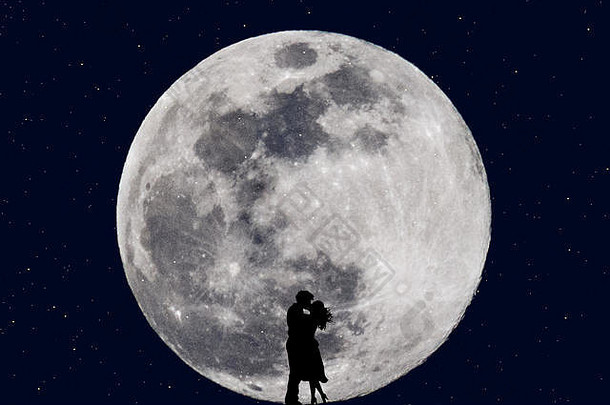 轮廓接吻夫妇完整的月亮晚上