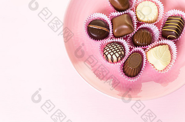 各种各样的巧克力粉红色的板