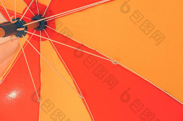 开放红色的橙色海滩伞