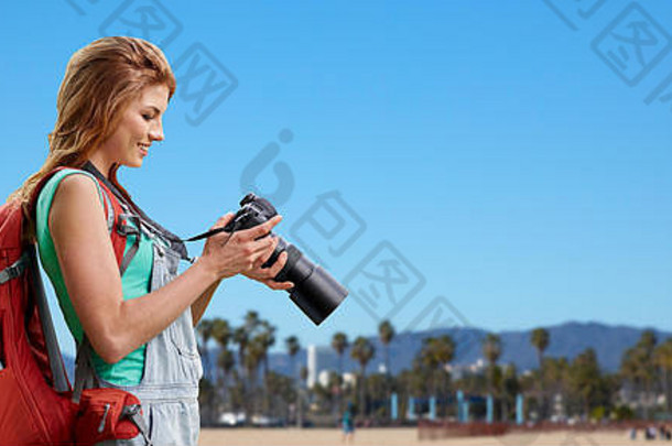 女人背包相机威尼斯海滩