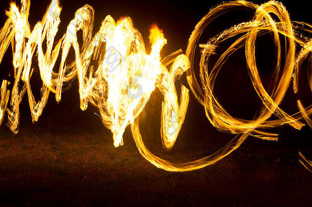 艺术家显示火显示晚上旋转火把圈火循环