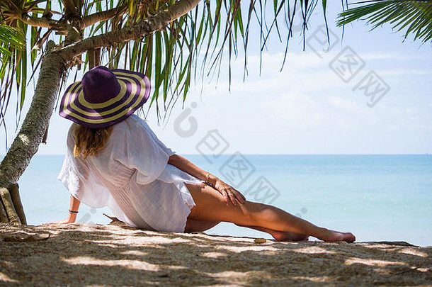 女人放松海滩泰国