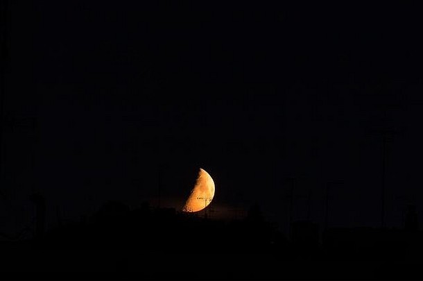 晚上拍摄一半巨大<strong>的红色的月亮</strong>