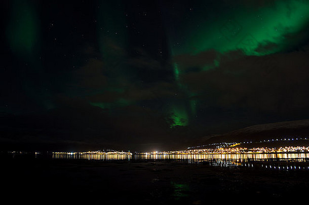 极光北欧化工北部灯雪山反光峡湾水鲸鱼岛北部挪威晚些时候秋天