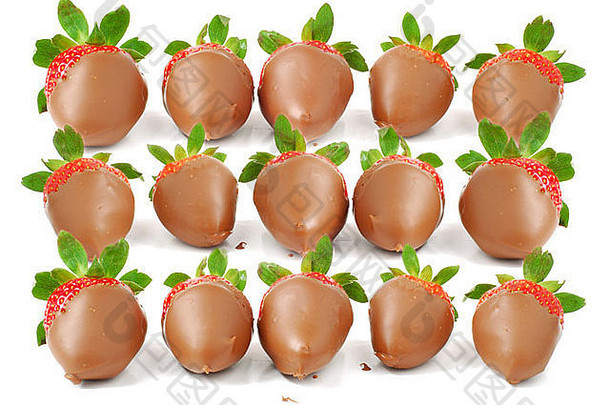 草莓覆盖巧克力白色背景