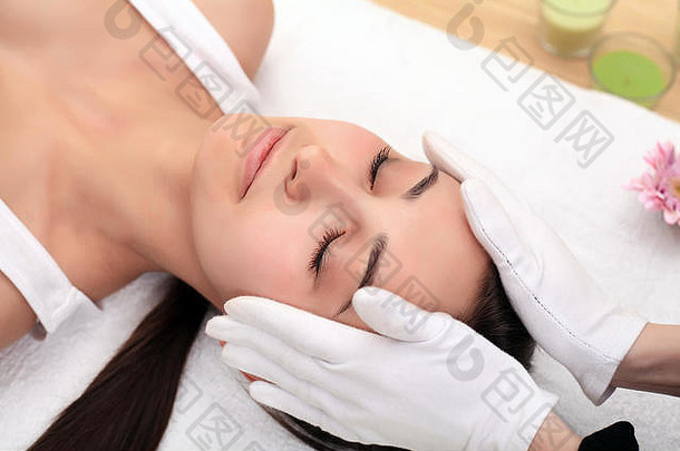 脸按摩水疗中心皮肤身体护理特写镜头年轻的女人水疗中心按摩治疗美水疗中心沙龙面部美治疗