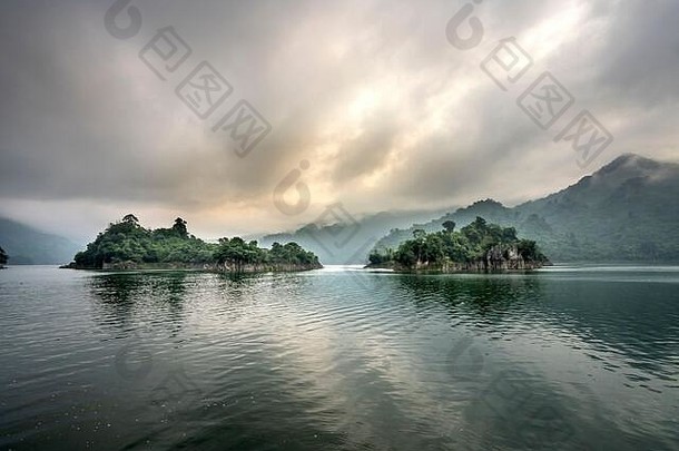 黎明挂湖Tuyen被省越南南自然湖绿色水彩位于雄伟的悬崖是的