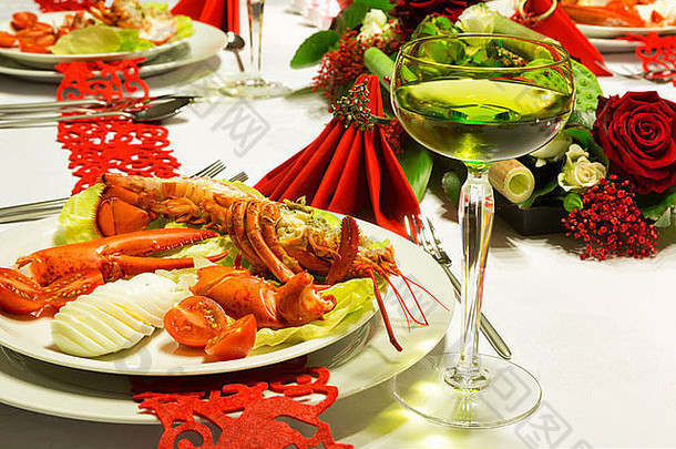 龙虾白色酒节日表格红色的折叠餐巾红色的丝带阀内件