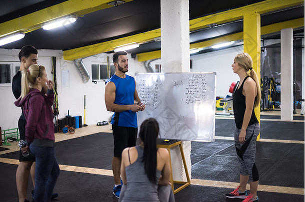 培训集团年轻的运动员指令教练锻炼交叉健身健身房