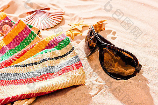 条纹海滩毛巾太阳镜桑迪海滩