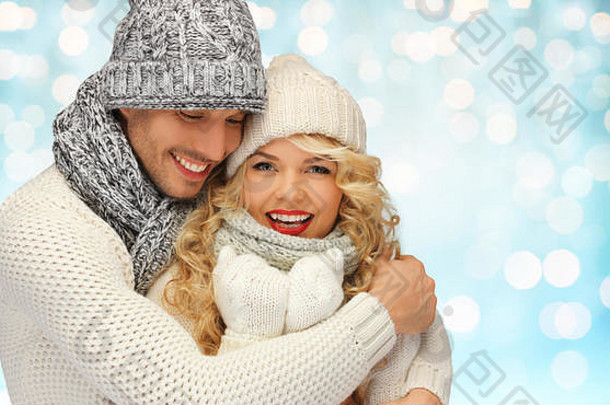快乐家庭夫妇冬天衣服拥抱