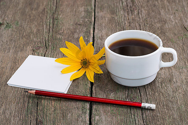 杯咖啡铅笔纸黄色的花生活木表格