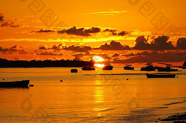 日落红色的橙色热带海滩