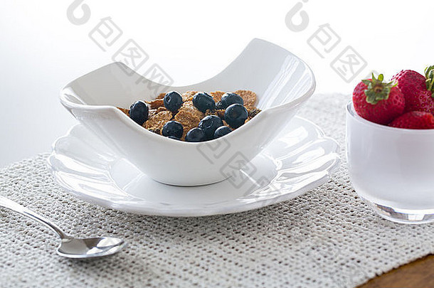 早餐蓝莓麸皮<strong>片</strong>草莓现代陶器碗