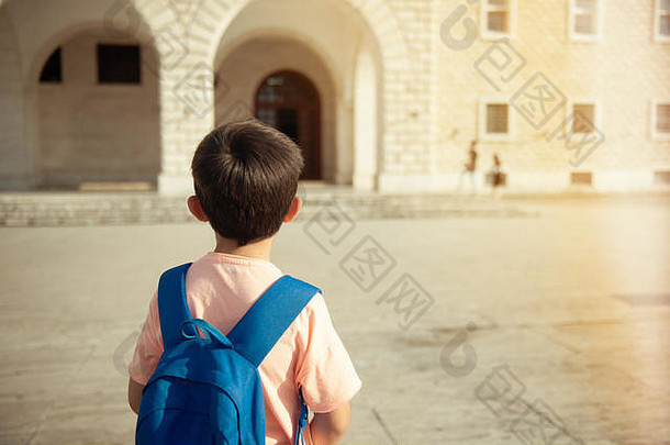 回来学校一天孩子携带背包走学校楼梯