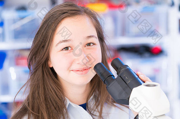 生物学教训女十几岁的学生<strong>科学</strong>类实验显微镜