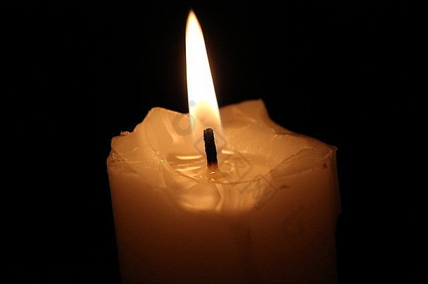 白色蜡蜡烛燃烧平静黄色的火焰