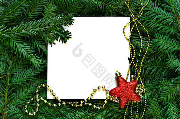 有创意的背景松分支白色纸卡星星一年快乐圣诞节概念平躺