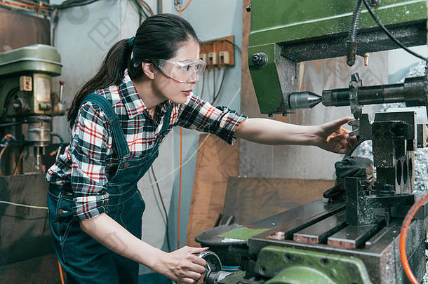 美专业工厂女员工穿护目镜保护眼睛工业机铣组件