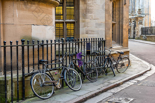 学生推自行车街道剑桥国王大学