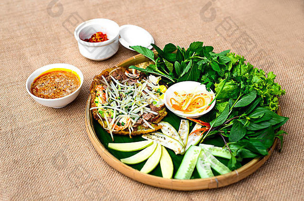 越南平原大米Flan球土豆色调草本植物特殊的酱汁