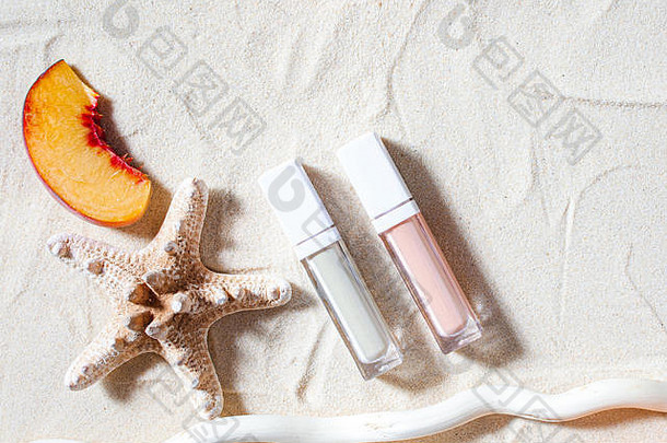 假期唇光泽透明的管谎言沙子包围充满活力的水果珊瑚棕榈叶子特写镜头前视图