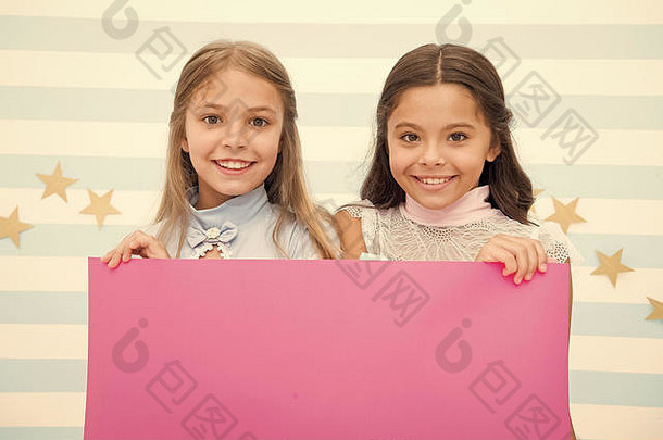 学校公告孩子们广告小女孩孩子们持有粉红色的纸学校公告粉红色的背景复制空间