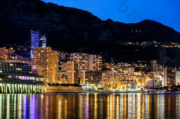 摩纳哥基督山卡 罗晚上南部欧洲城市灯反映了地中海海