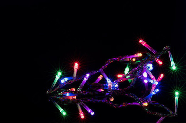 圣诞节灯反光黑色的背景假期闪亮的加兰边境圣诞节灯概念