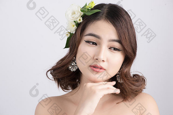 美丽的亚洲女人新娘灰色背景特写镜头肖像专业化妆