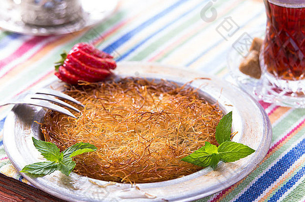 土耳其甜点kunefe服务经典铝板野餐表格薄荷糖切片草莓土耳其