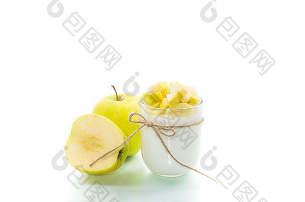 自制的酸奶成熟的苹果孤立的白色